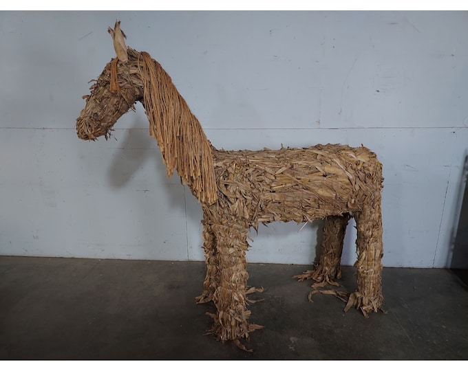Unique And Fun Straw Folk Art Horse # 194671 Shipping is not a 1.00 Shipping is not free please contact us before purchase Thanks