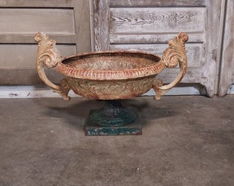 1890'S CAST IRON URN #186711A Shipping is not a 1.00 Shipping is not free please contact us before purchase Thanks