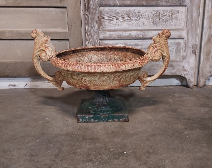 1890'S CAST IRON URN #186711A Shipping is not free please conatct us before purchase Thanks