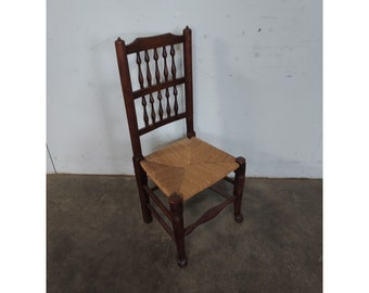 Lancaster Spindle Back Side Chair aus der Mitte des 19. Jahrhunderts mit Rush-Sitz # 194383. Der Versand ist nicht kostenlos. Bitte kontaktieren Sie uns vor dem Kauf. Vielen Dank