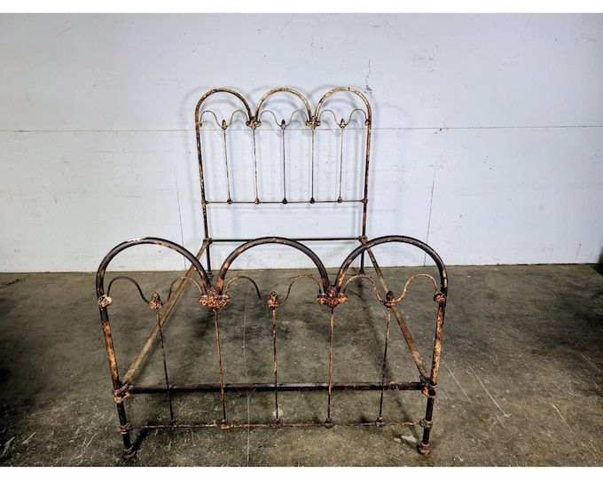 ELEGANT 1900,S IRON BED # 197374 Shipping is not a 1.00 Shipping is not free please contact us before purchase Thanks