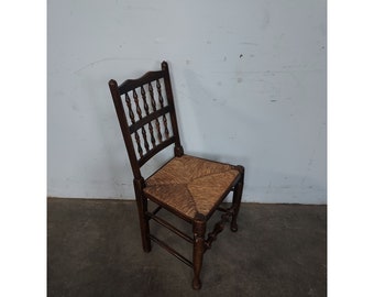 Lancaster Spindle Back Side Chair aus der Mitte des 19. Jahrhunderts mit Rush-Sitz # 194382. Der Versand ist nicht kostenlos. Bitte kontaktieren Sie uns vor dem Kauf. Vielen Dank