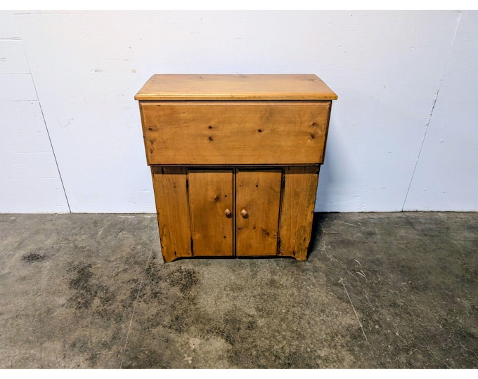 Unusual Vermont Pine Blanket Chest / Dry Sink # 200712 Shipping is not a 1.00 Shipping is not free please contact us before purchase Thanks