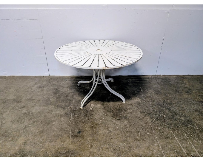 1940,s Leaf Design Woodard Metal Table # 199703 Shipping is not a 1.00 Shipping is not free please contact us before purchase Thanks
