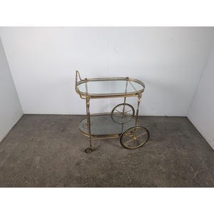 1950's Two Tier Brass and Glass Bar / Tea Cart # 197483 Verzending is geen 1,00 Verzending is niet gratis. Neem voor aankoop contact met ons op Bedankt