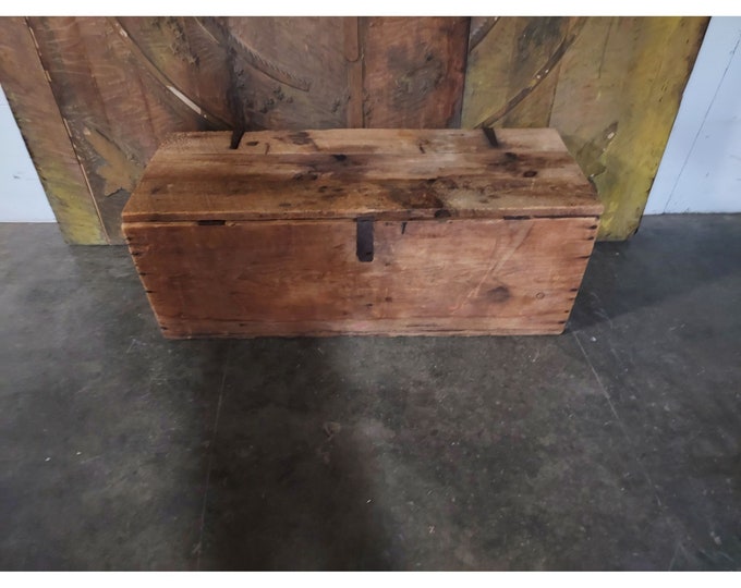 Simple Late 1800,s Pine Trunk # 194116  Shipping is not free please conatct us before purchase Thanks