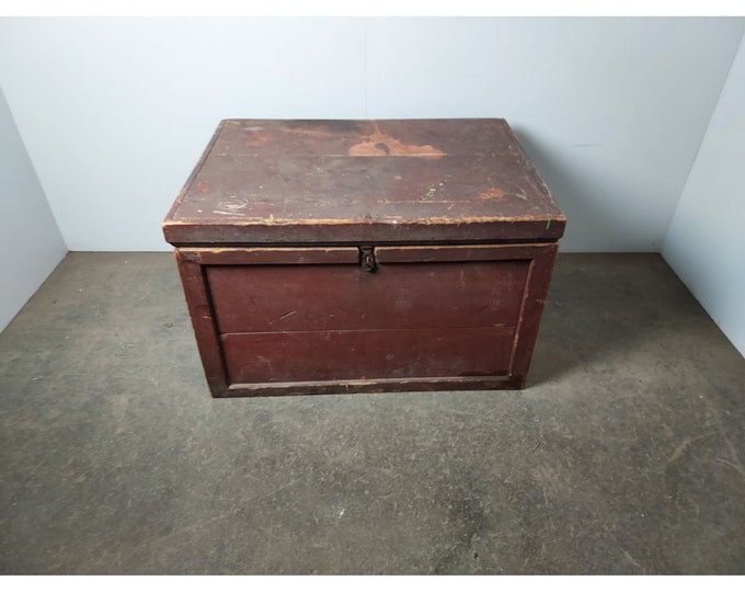 SIMPLE 1800,S PRIMITIVE TRUNK # 189478 Shipping is not free please conatct us before purchase Thanks