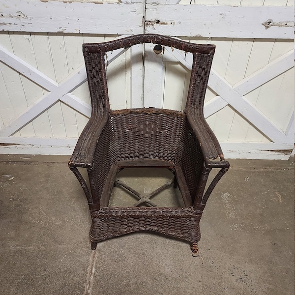 Fauteuil inhabituel en osier des années 1890 La livraison n'est pas gratuite, veuillez nous contacter avant l'achat Merci