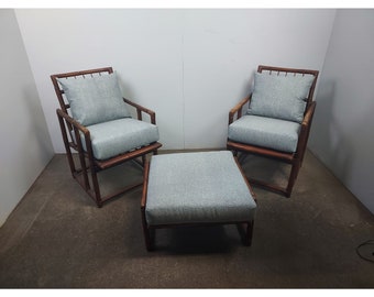 Paar schöne Rattan Stühle und Ottoman / Tisch # 191746 Versand ist nicht kostenlos, bitte kontaktieren Sie uns vor dem Kauf Danke