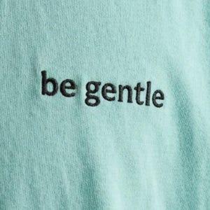 Be Gentle broderad skjorta, minimalistisk komfortfärgad t-shirt, estetisk mjuk tjejskjorta, mental hälsa t-shirt, statement-skjorta, present till henne