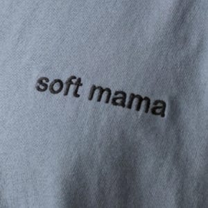Camiseta minimalista y suave para mamá, camiseta bordada para mamá, camiseta Comfort Colors, regalo para la maternidad, camiseta para mamá primeriza, camiseta de estética sencilla.