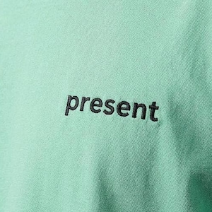 Camiseta minimalista, camiseta con texto bordado, camiseta Comfort Colors, camiseta Mindful Living, camiseta de estética sencilla, regalo para ella.