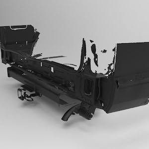 Può includere: Telaio di veicolo nero, renderizzato in 3D, che mostra la struttura. Il design include la base, i pannelli laterali e i componenti posteriori, con un focus sul sottoscocca e sui punti di montaggio.