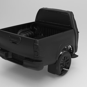 Könnte beinhalten: Ein mattschwarzer Pickup-Truck mit detailliertem Design. Die Ladefläche des Trucks ist sichtbar, ebenso wie die Kabine und die Räder. Das Fahrzeug steht vor einem schlichten, hellen Hintergrund.
