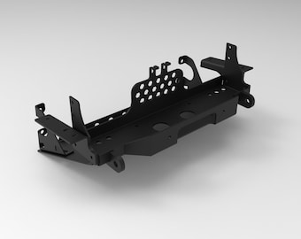 Puede incluir: Un componente metálico negro con un diseño geométrico complejo. Cuenta con múltiples puntos de montaje, una sección perforada y varios soportes. El componente parece ser una pieza estructural, posiblemente para maquinaria o aplicaciones automotrices.