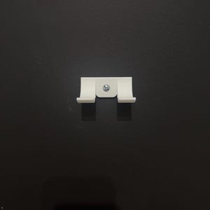 Puede incluir: Un letrero de madera hecho a mano con el texto "Welcome to our home" en un estilo manuscrito. El letrero pintado de blanco presenta letras negras y un acabado envejecido, perfecto para la decoraci&oacute;n del hogar.