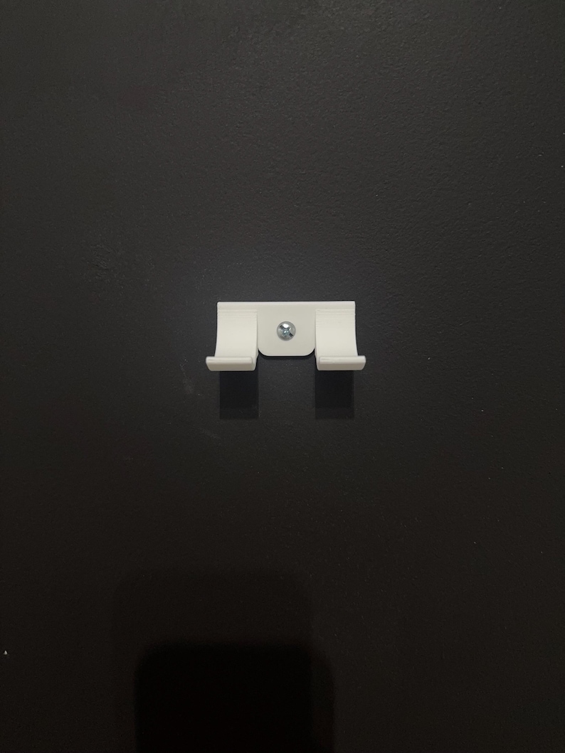 Puede incluir: Un letrero de madera hecho a mano con el texto "Welcome to our home" en un estilo manuscrito. El letrero pintado de blanco presenta letras negras y un acabado envejecido, perfecto para la decoraci&oacute;n del hogar.