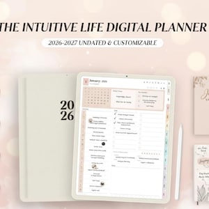 Puede incluir: Un planificador digital con el texto "THE INTUITIVE LIFE DIGITAL PLANNER" y "2026-2027 UNDATED & CUSTOMIZABLE". La imagen muestra una tableta que muestra un diseño de planificador, un planificador cerrado y dos cuadernos.