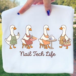 Puede incluir: Un juego de tres tazas de cerámica con un acabado mate moteado. Las tazas son en tonos crema, gris claro y gris oscuro. Cada taza tiene un diseño simple y minimalista, ideal para café o té.