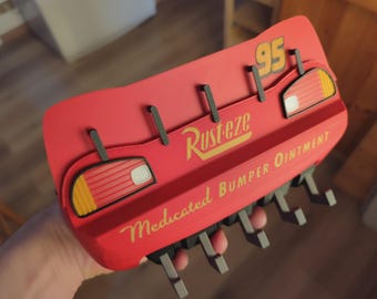 Geanimeerde op raceauto geïnspireerde sleutelhouder – organizer voor wandmontage met haken – leuk cadeau voor kinderen, gezinnen en autoliefhebbers