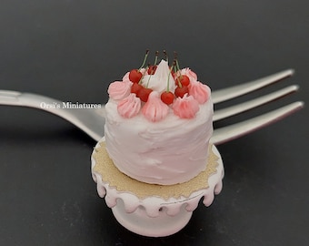 Miniatures de maison de poupée Gâteau aux cerises aigres à l'échelle de 1 pouce sur un support à gâteaux vieilli