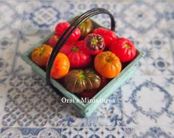 Panier de tomates OOAK miniature pour maison de poupée à l'échelle de 2,5 cm (1:12)