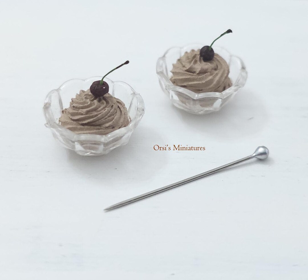 Miniatura Per Casa Delle Bambole Crema Al Cioccolato In Una Ciotola In miniatura-per-casa-delle-bambole-crema-al-cioccolato-in-una-ciotola-in