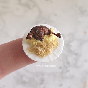 Oie rôtie miniature pour maison de poupée, accompagnée de purée de pommes de terre et de chou braisé (échelle 1 pouce).