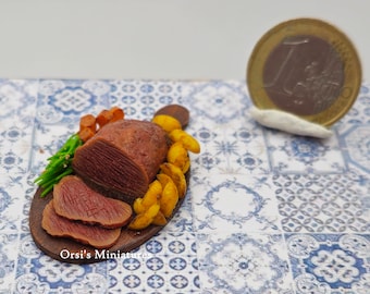 Rôti miniature de maison de poupée avec pommes de terre, haricots verts et carottes glacées à l'échelle de 1 pouce