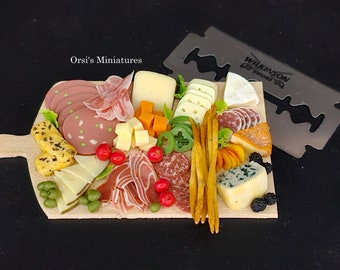 Planche d'antipasti miniature pour maison de poupée « grande » à l'échelle de 2,5 cm