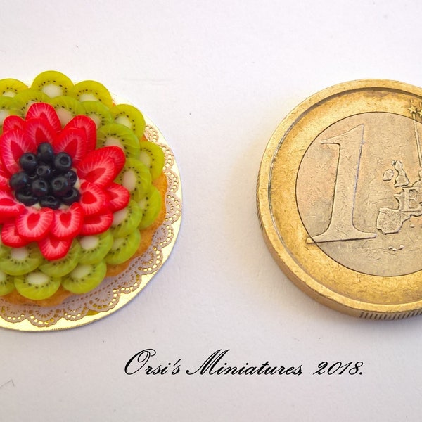 Miniature de maison de poupée Tarte fraise-kiwi-myrtille à l'échelle de 1 pouce par Orsolya Skulteti