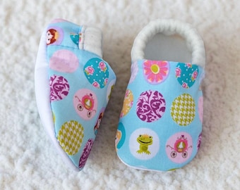 Patrón de costura para zapatitos de bebé: Pantuflas de tela, tallas 3-24 meses (Tutorial en PDF)