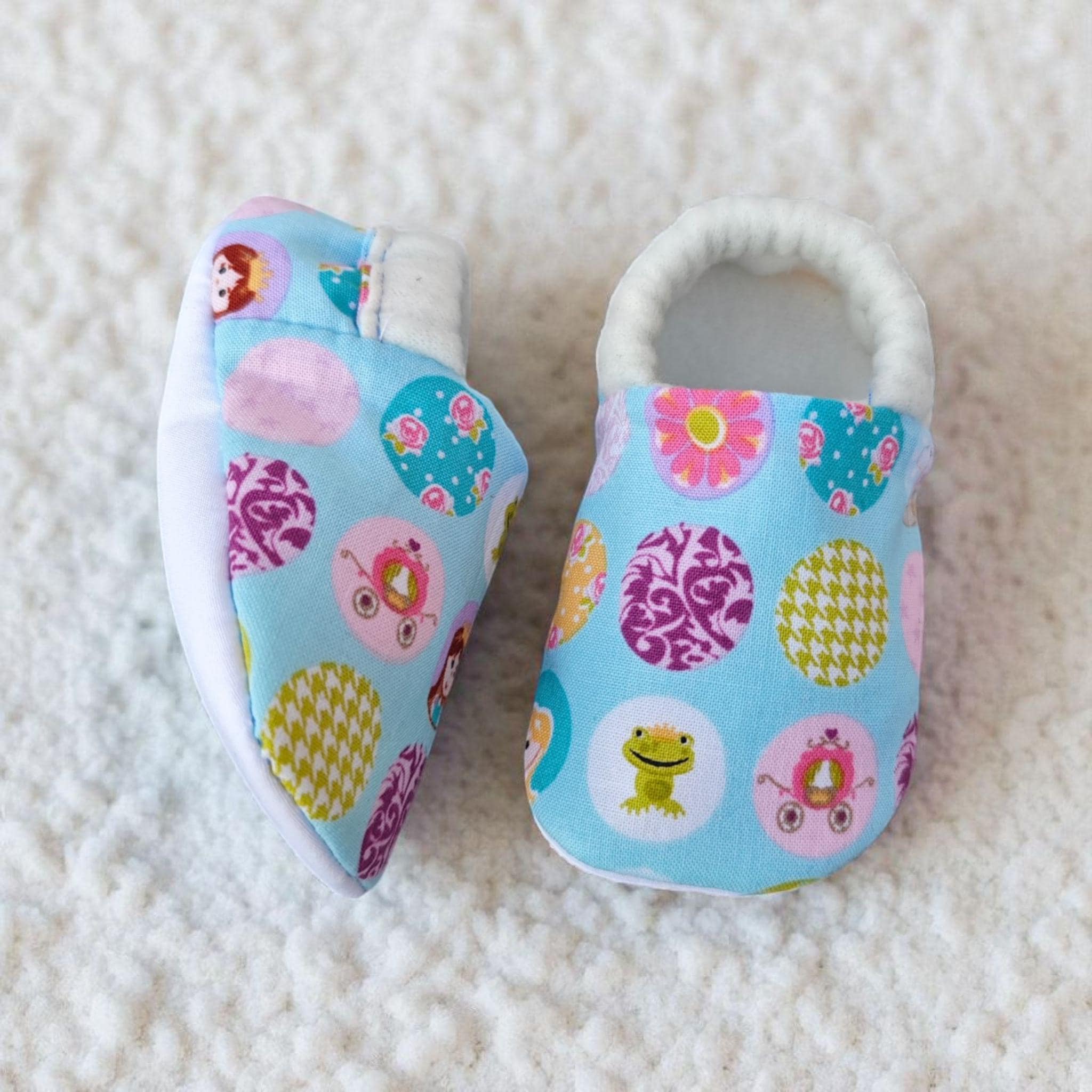 Molde de sapatinho de bebê: pantufas de tecido, tamanhos a 24