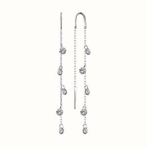 Könnte beinhalten: Ein Paar silberne Ohrhänger. Jeder Ohrring hat eine feine Kette mit mehreren klaren, runden Edelsteinen, die in Abständen herabhängen. Die Ohrringe haben ein schlichtes, elegantes Design, das sich für den Alltag eignet.