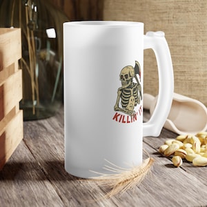 Skeleton Beer Mug, Frosted Glass Beer Mug with &#39;Killin&#39; It&#39; Design, Halloween Inspired Drinkware, Funny Gift for Beer Lovers, Party [...]