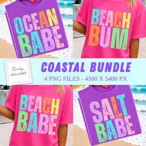 Op de afbeelding: Een kustbundel grafisch ontwerp met vier t-shirts met kleurrijke tekst. De shirts zijn paars en roze, met zinnen als "Ocean Babe", "Beach Bum" en "Salt Babe". De afbeelding bevat ook de tekst "Coastal Bundle" en "Curly Willows".