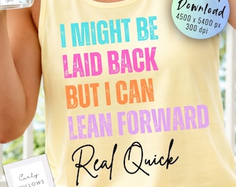 Divertida y atrevida imagen PNG, diseño de camiseta "Puede que sea relajada, pero puedo inclinarme hacia adelante muy rápido", gráfico moderno para mujeres, frase colorida