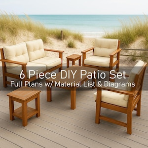 Może przedstawiać: Sześcioczęściowy zestaw patio DIY wykonany z drewna, składający się z sofy dwuosobowej, dwóch foteli, kwadratowego stołu i dwóch stolików bocznych. Meble mają beżowe poduszki i są ustawione na tle plaży. Tekst na zdjęciu brzmi: "6 Piece DIY Patio Set".