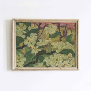 Peut inclure: Peinture abstraite d'une scène florale dans un cadre en bois doré. L'œuvre présente des fleurs vert clair et des feuilles vert foncé sur un fond de teintes rouges et jaunes. Les coups de pinceau sont visibles, créant un effet texturé.