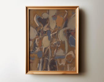 Puede incluir: Una pintura abstracta enmarcada que presenta formas orgánicas y fluidas en una paleta de tonos tierra marrón, beige, azul apagado y crema. La obra de arte está encerrada en un marco de madera clara con un perfil simple y limpio.
