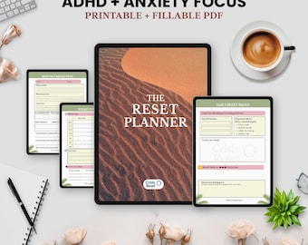Könnte beinhalten: Draufsicht auf einen digitalen Planer mit dem Text "ADHD + ANXIETY FOCUS" und "PRINTABLE + FILLABLE PDF". Der Planer ist auf verschiedenen Seiten geöffnet, darunter Tages- und Wochenlayouts, mit einer Tasse Kaffee und Blumen.