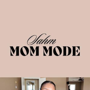 Könnte beinhalten: Bild mit dem Text "For the SAHM who needs organization" und "Sahm MOM MODE". Eine Frau lächelt und gestikuliert zur Kamera. Der Hintergrund zeigt ein Wohnzimmer mit Möbeln.