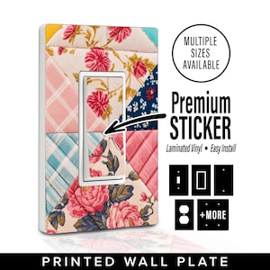Op de afbeelding: Een decoratieve lichtschakelaar cover met een patchwork quilt ontwerp. De cover heeft bloemen en geometrische patronen in roze, blauwe en crèmekleurige kleuren. De tekst "Premium Sticker" is zichtbaar.
