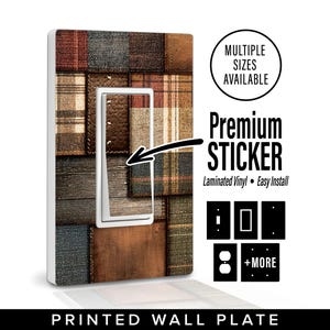 Op de afbeelding: Gedrukte wandplaat met een patchwork-ontwerp met verschillende texturen en kleuren, waaronder hout, leer en ruitjes. De plaat heeft een wit frame rond de schakelaaropening. De tekst "MULTIPLE SIZES AVAILABLE" en "Premium STICKER" zijn zichtbaar.