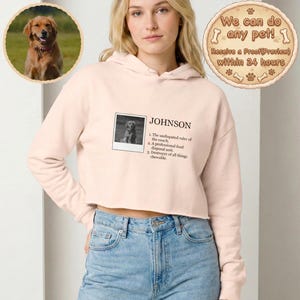 Puede incluir: Sudadera con capucha corta de color rosa claro con una foto de un perro y el nombre "JOHNSON" impreso en la parte delantera. El texto debajo describe la personalidad del perro. Una imagen circular de un perro está en la esquina superior izquierda.