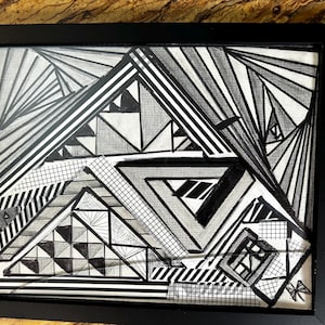 Op de afbeelding: Zwartgelijste abstracte kunstprint met geometrische vormen. Het kunstwerk gebruikt driehoeken, lijnen en patronen in zwart, wit en grijs. Het ontwerp bevat verschillende texturen en details, waardoor een visueel complexe compositie ontstaat.