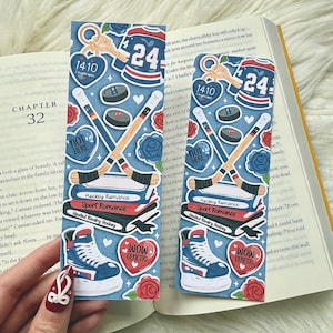 Könnte beinhalten: Zwei dekorative Lesezeichen mit Hockey-Motiven. Jedes Lesezeichen zeigt ein Hockey-Trikot, Hockeyschläger, einen Puck, einen Sneaker und den Text "Hockey Romance". Zusätzliche Elemente sind Herzen, Rosen und der Text "WOW GENETIC".