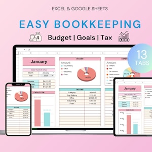 Puede incluir: Un portátil, un smartphone y una tableta muestran una hoja de cálculo con el texto "EASY BOOKKEEPING". La hoja de cálculo muestra información de presupuesto, objetivos e impuestos, con gráficos. La pantalla muestra "Enero" y tiene 13 pestañas.
