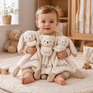 Personalisierte Babydecke mit Namen, Kuscheltier in Hasenform, Taufgeschenk, besticktes Babykuscheltier