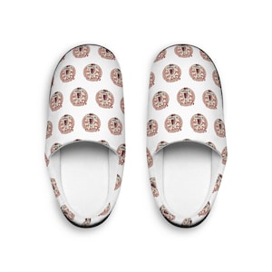 Peut inclure: Une paire de chaussons blancs avec un motif répétitif de logos circulaires rouges et blancs. Chaque logo contient une petite illustration d'une bouteille de soda et le texte "Love is in the air" ainsi que la marque Dr Pepper.